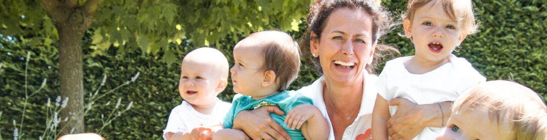 Doris Koller inmitten von Babies